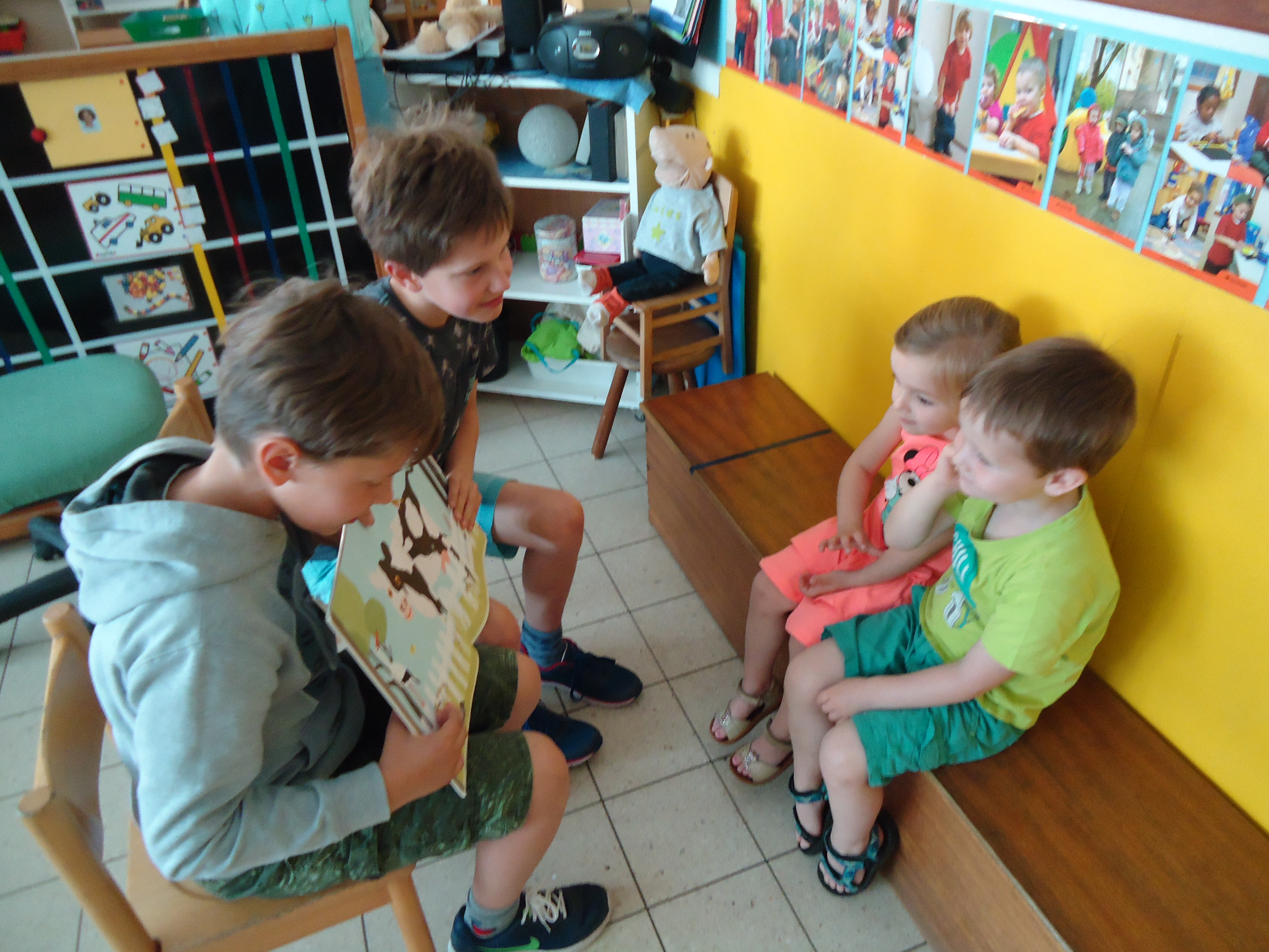 boekje voorlezen in de kleuterschool (juf Lucy)